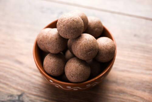 Ragi Ladoo : ‘या’ सोप्या पद्धतीने बनवा झटपट, चवदार आणि आरोग्यदायी नाचणीचे लाडू, जाणून घ्या नाचणीचे लाडू खाण्याचे फायदे