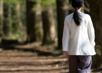 ताणतणाव दूर करण्यासाठी चाला अनवाणी, जाणून घ्या अनवाणी चालण्याचे फायदे