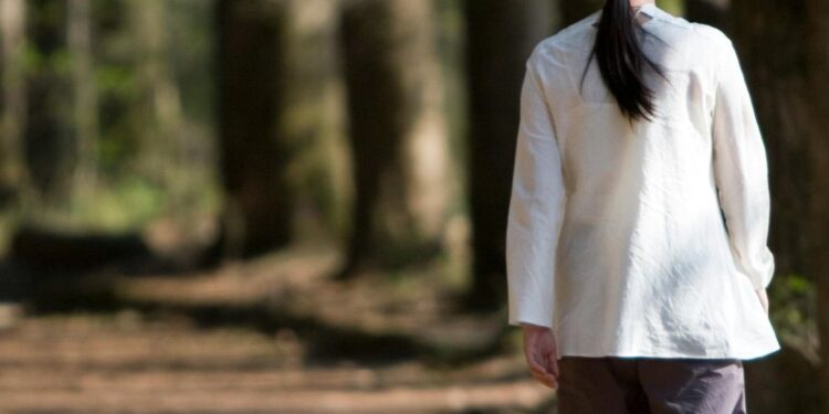 ताणतणाव दूर करण्यासाठी चाला अनवाणी, जाणून घ्या अनवाणी चालण्याचे फायदे