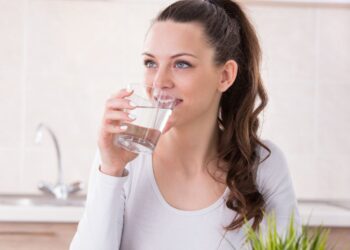 Warm Water : कोमट पाणी पिण्याचे फायदे