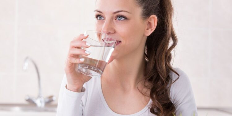 Warm Water : कोमट पाणी पिण्याचे फायदे