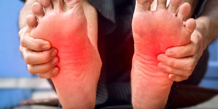 पायाला मुंग्या का येतात? जाणून घ्या कारणं आणि घरगुती उपाय