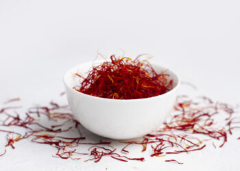 केशर खाण्याचे फायदे अनेक, मात्र सेवन करताना ‘ही’ काळजी अवश्य घ्या