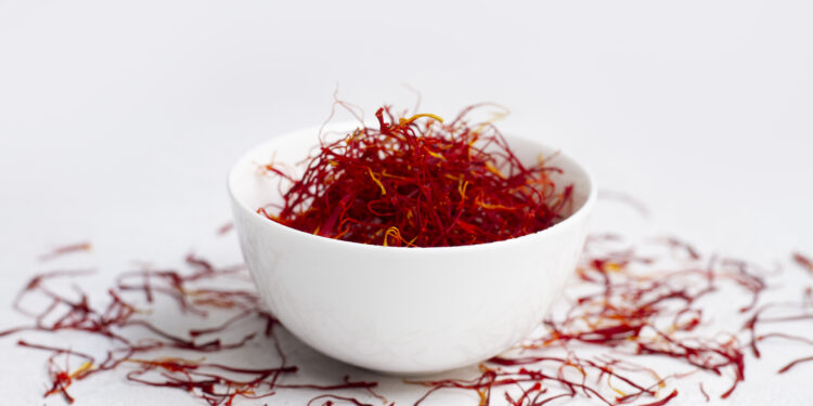 केशर खाण्याचे फायदे अनेक, मात्र सेवन करताना ‘ही’ काळजी अवश्य घ्या