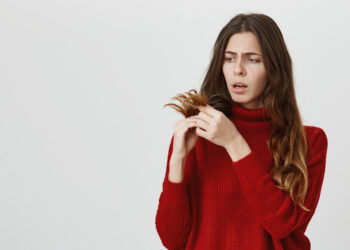 डोक्यावरील पांढरे केस तोडणं योग्य की अयोग्य?