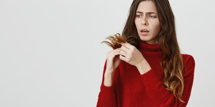 डोक्यावरील पांढरे केस तोडणं योग्य की अयोग्य?