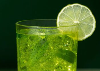 Aloe Vera Juice : शरीर आणि त्वचेसाठी एक चमत्कारी उपाय, जाणून घ्या नियमित एलोवेरा ज्यूस पिण्याचे फायदे